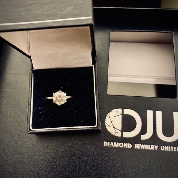 Engagement diamond ring - Picture 1 of 5